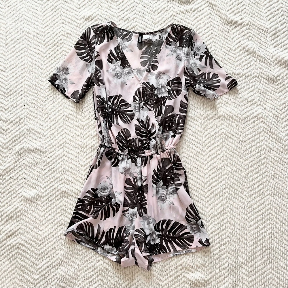 Divided H&M Cute Pink Grey Leaf Jungle Print Short Sleeve Romper in size US 4